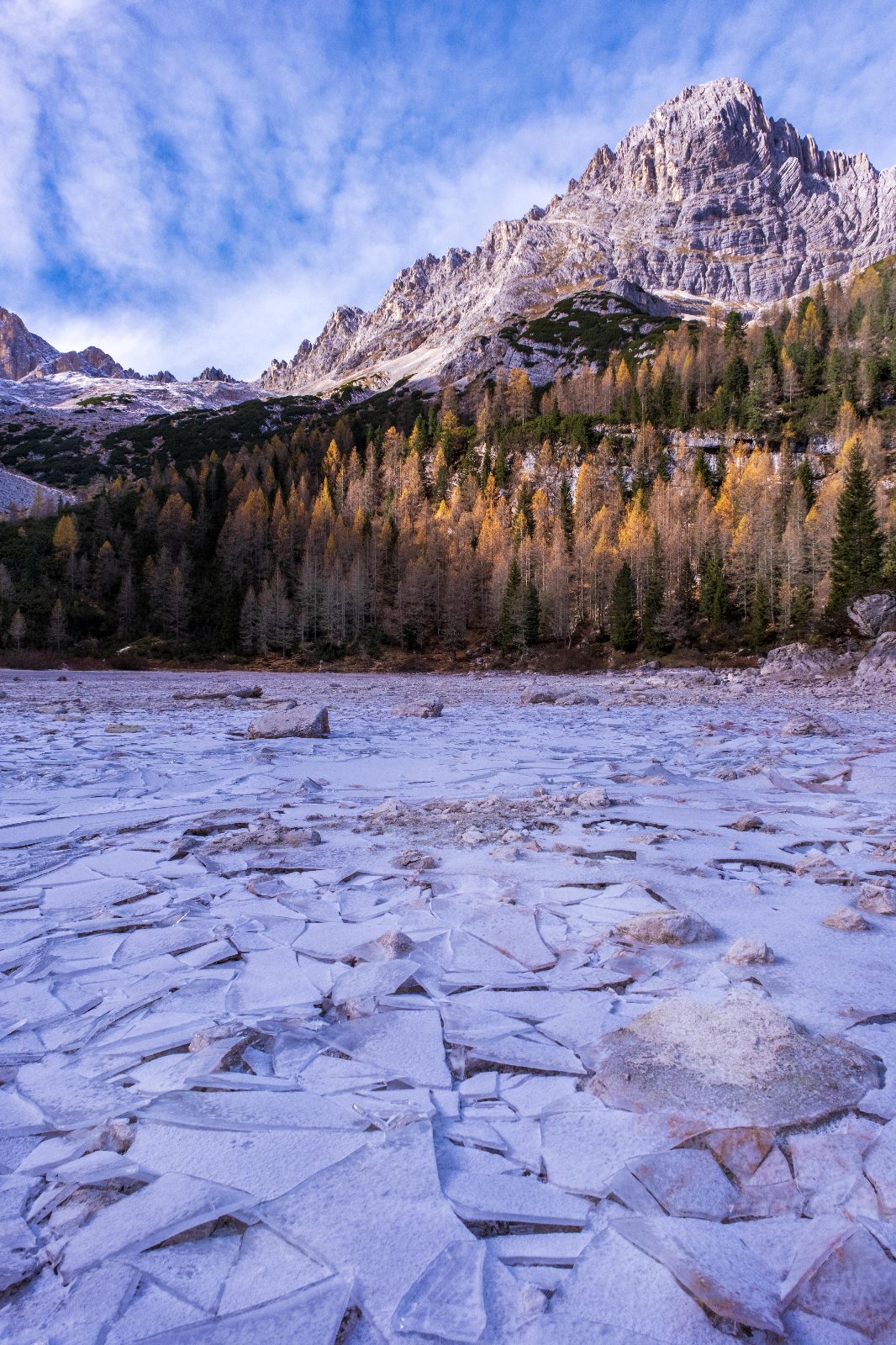 Lago Sorapis in Autumn, Dolomites, Itay [OC] [4000x6000]

— u/No_Morning3081