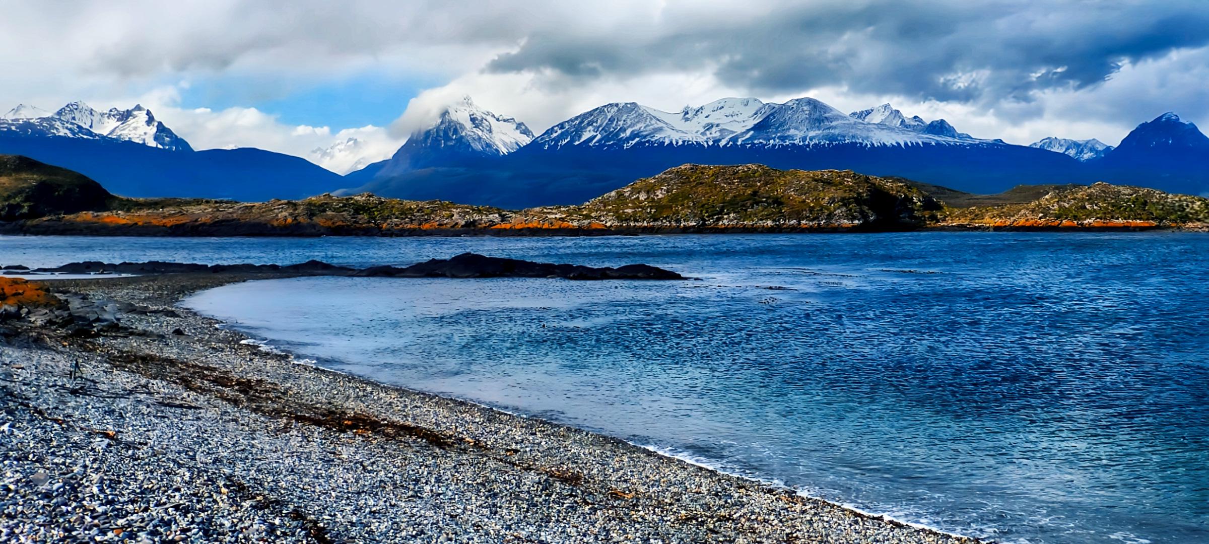 Isla Bridge/Canal de Beagle (Región de Ushuaia/Tierra de Fuego)Patagonia [OC]2400×1080

— u/Gold-Lengthiness-760