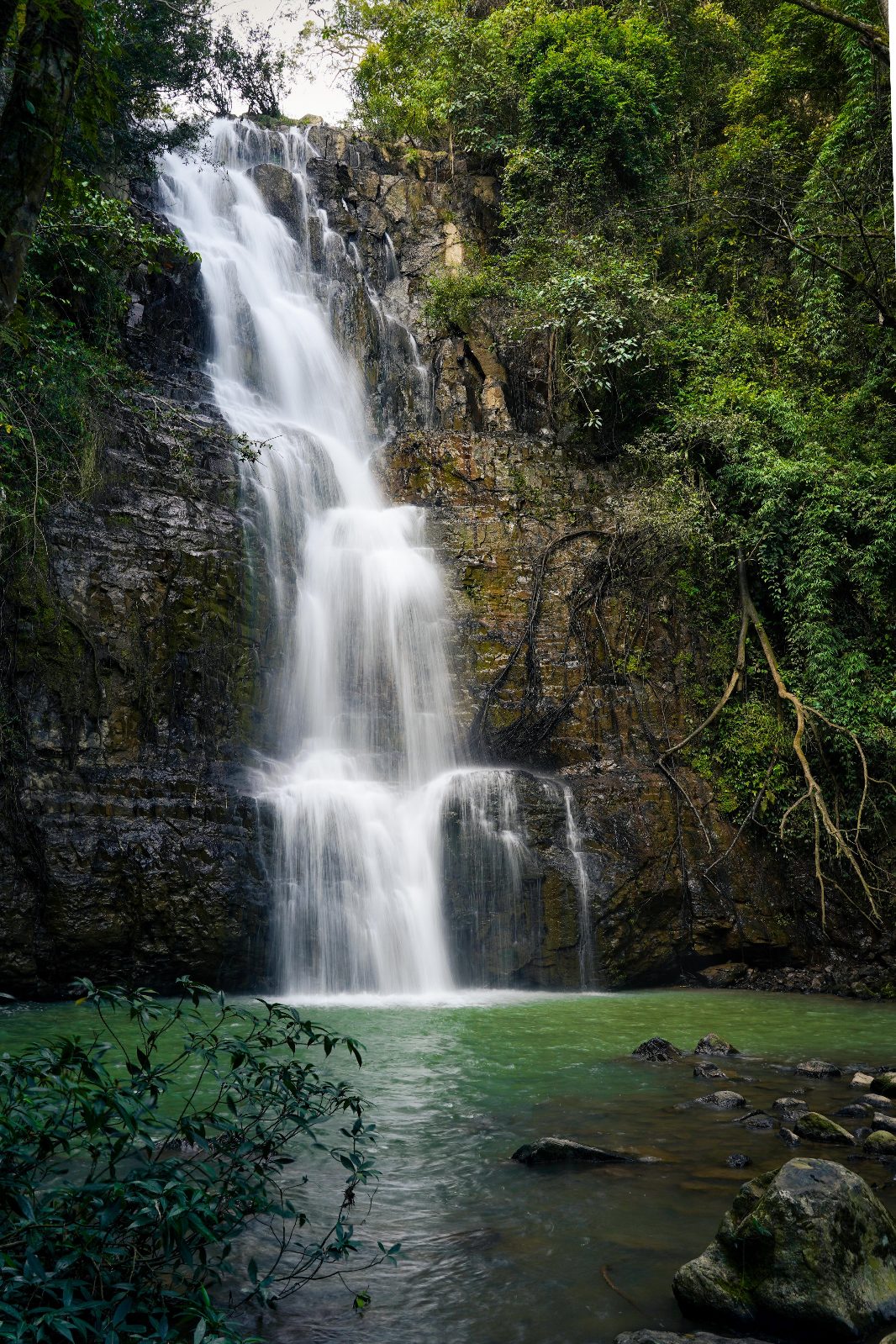 Da Hiông waterfall, Cầu Đất, Vietnam [3841x5762] [OC]

— u/HazyDays1028