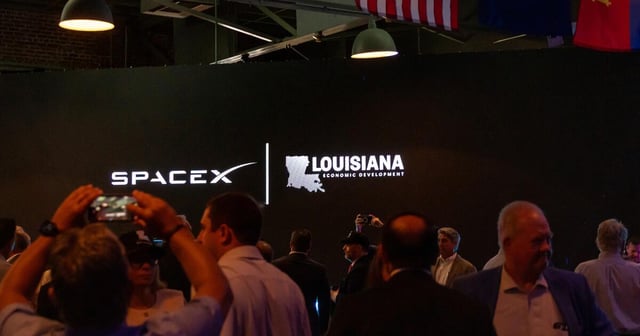 'Behind closed doors': The secret SpaceX deal and the lawsuit challenging it

Ссылка: https://www.wwno.org/politics/2026