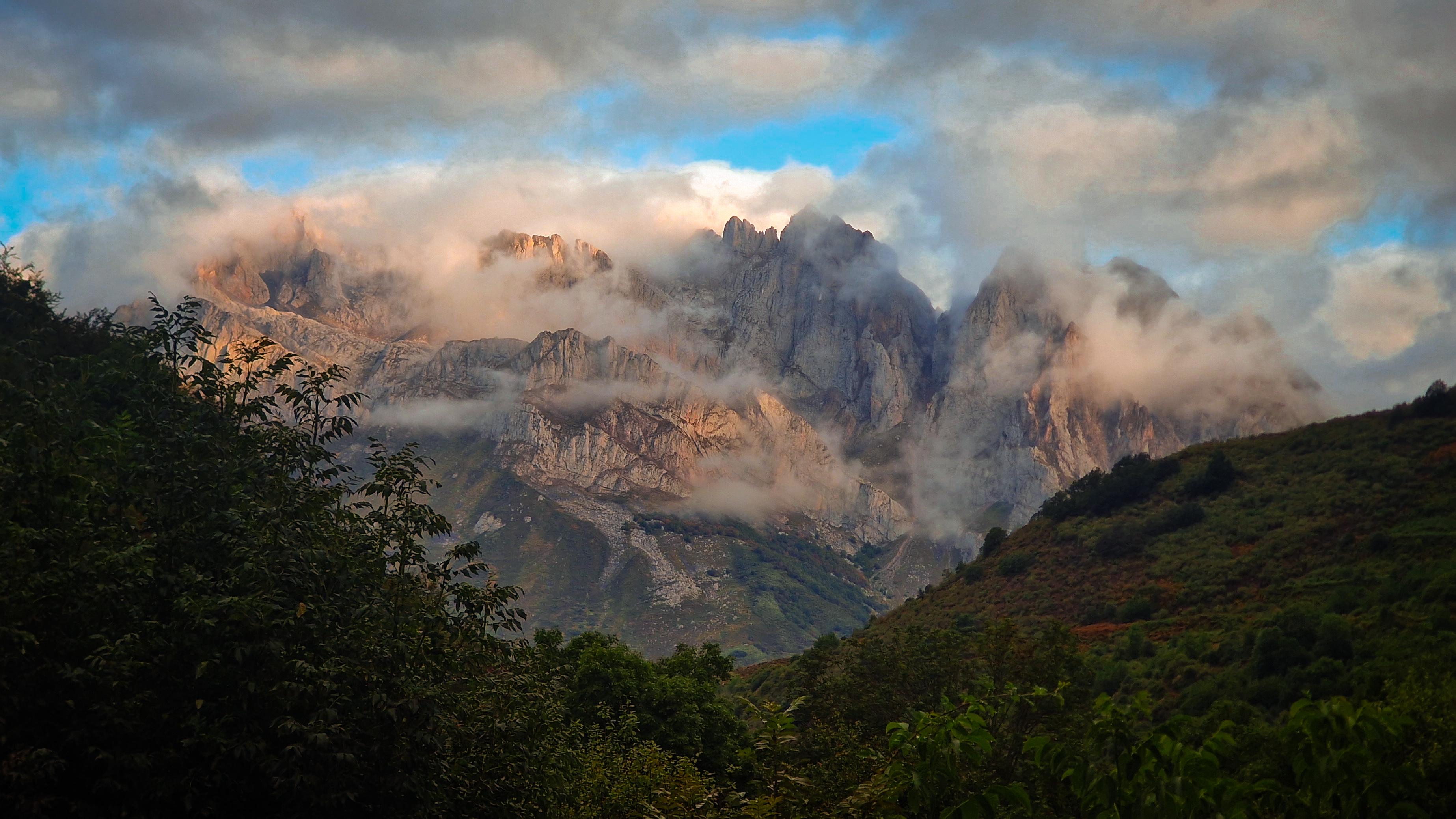 Picos de Europa, España [3693x2077] [OC]

— u/Cursed-Table-3229