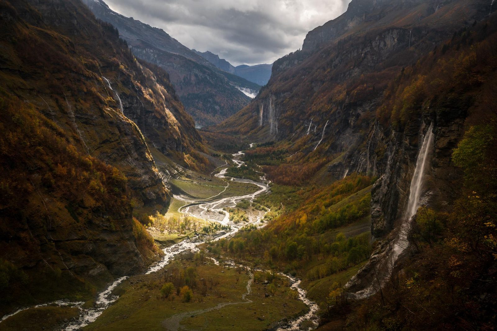 A brief moment of autumn light in the French Alps [2048x1366][OC]

— u/tmsvdw