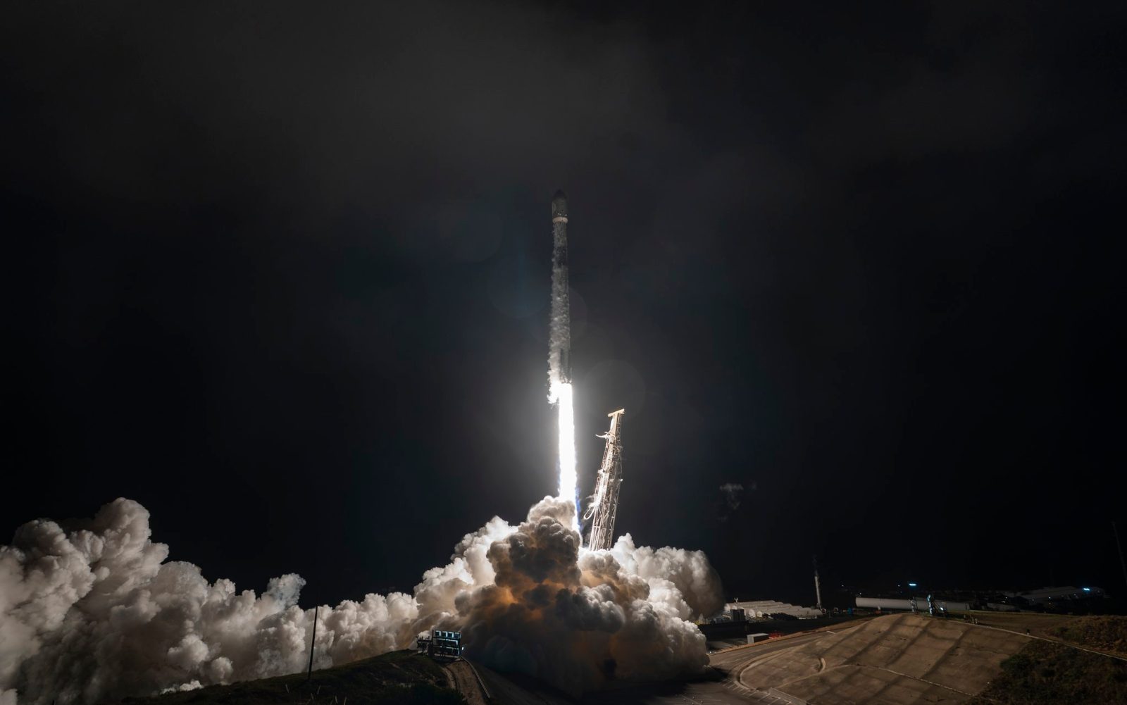 Falcon 9 launches 27 @Starlink satellites from California