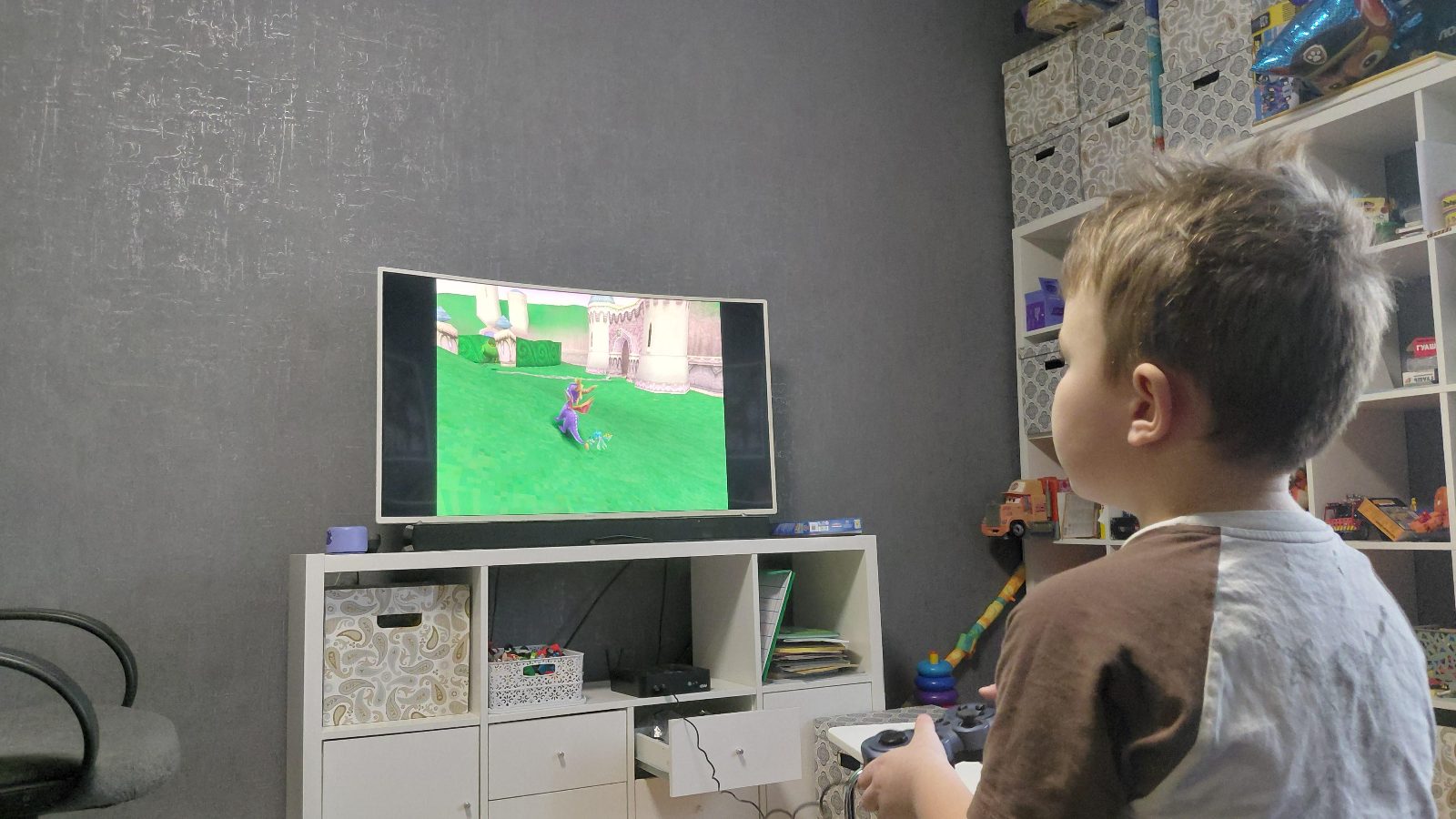 Сыну завтра 5, решил начать приобщать его к играм

30 минут в день, играет уже пару дней, начали со Спайро на Плейстейшн
